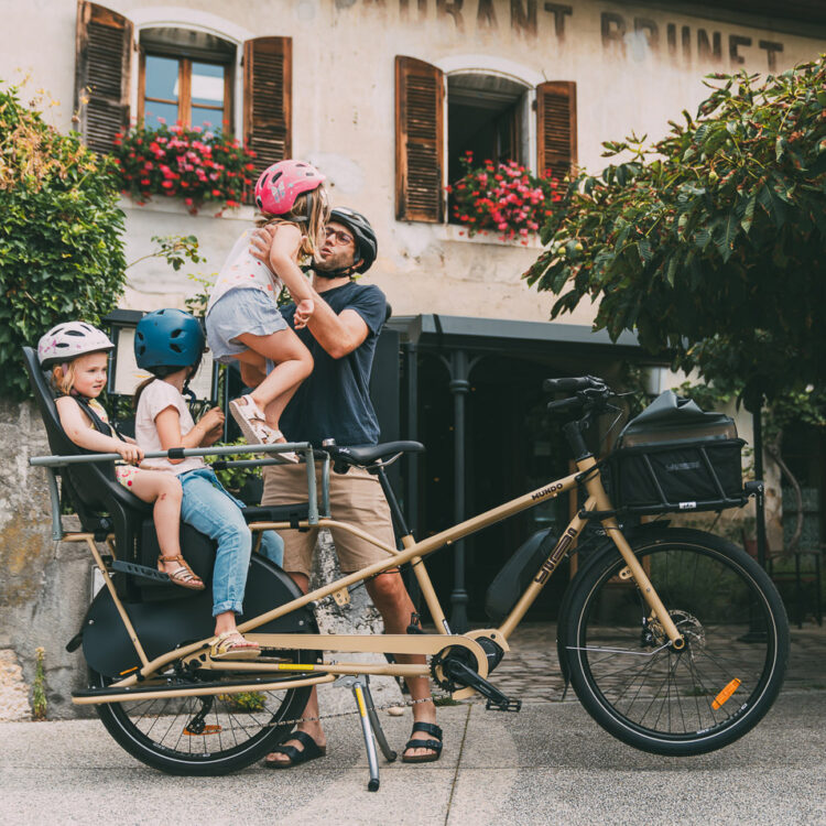 Yuba_Bikes_Mundo_EP8_Sand_MonkeyBars_Yepp_BreadBasket_Grab&Go_Kids_Café_Brunet carry kids on bikes